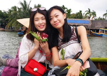 Làm những món quà lưu niệm từ lá dừa