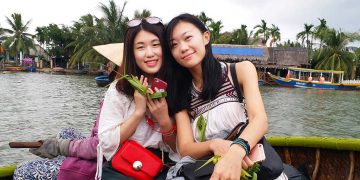 Làm những món quà lưu niệm từ lá dừa